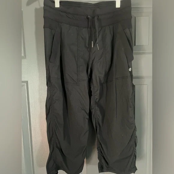 L-107 🍋 Lululemon 🍋 Dance Studio Crop 🔥 Gorgeous 🔥 - Picture 4 of 9